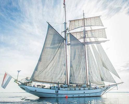 Nehmen Sie Kurs auf neue Horizonte – mit unseren Großseglern Loth Lorien und J. R. Tolkien.